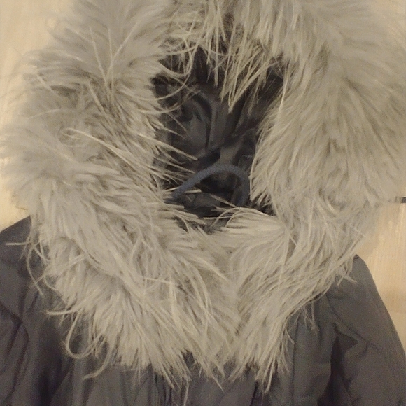 Ladies Barbour quilted long winter coat with removable faux fur shawl - Picture 5 of 10